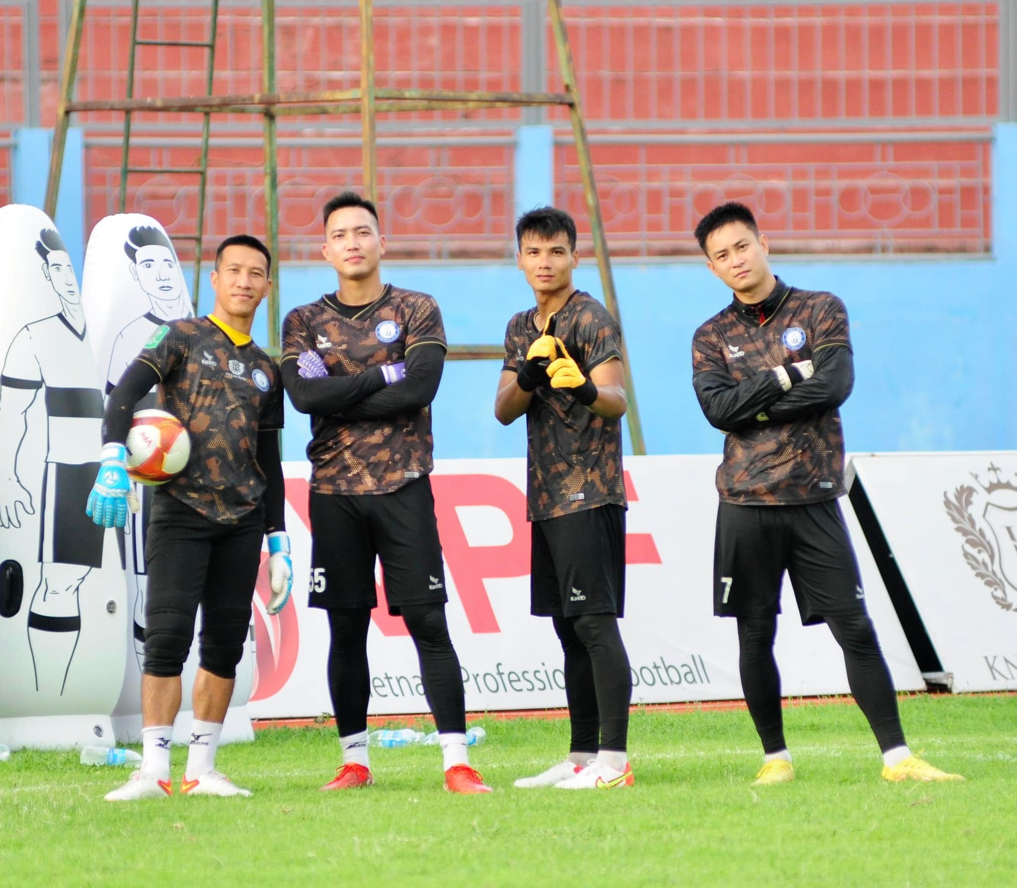 Cầu thủ Khánh Hòa vẫn miệt mài tập luyện chuẩn bị cho vòng 12 V-League