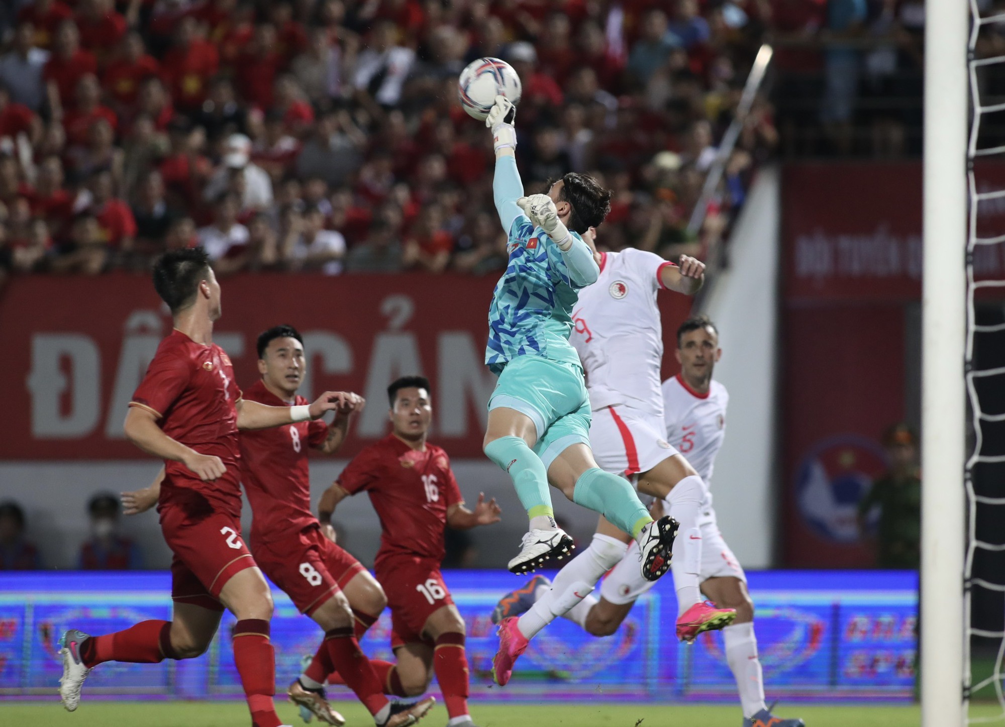 Hàng thủ ĐT Việt Nam liên tục mắc sai lầm dưới thời HLV Troussier