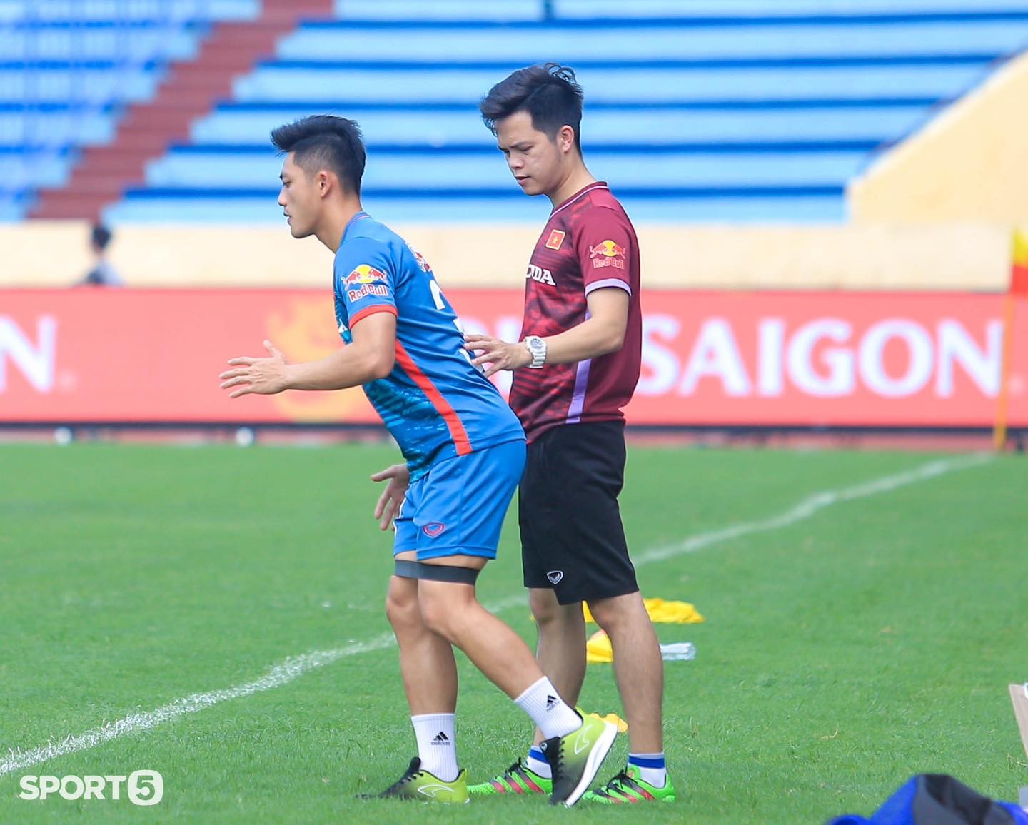 Lâm Ti Phông cũng phải tập riêng với bác sĩ. Ảnh: Sport5 Lâm Ti Phông cũng phải tập riêng với bác sĩ. Ảnh: Sport5