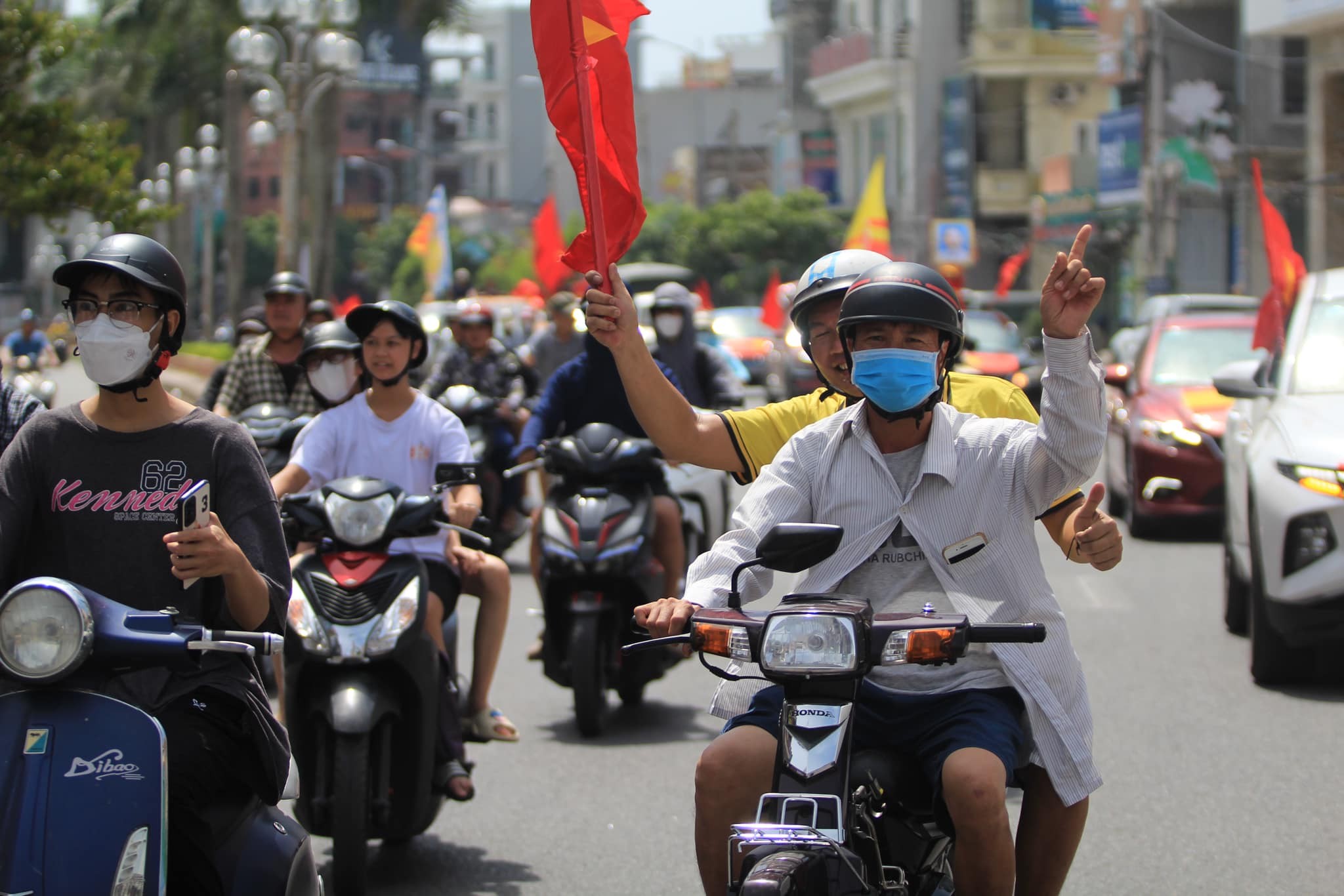 CHÙM ẢNH: CĐV Nam Định đổ về khách sạn nơi ĐT Việt Nam đóng quân - Ảnh 1