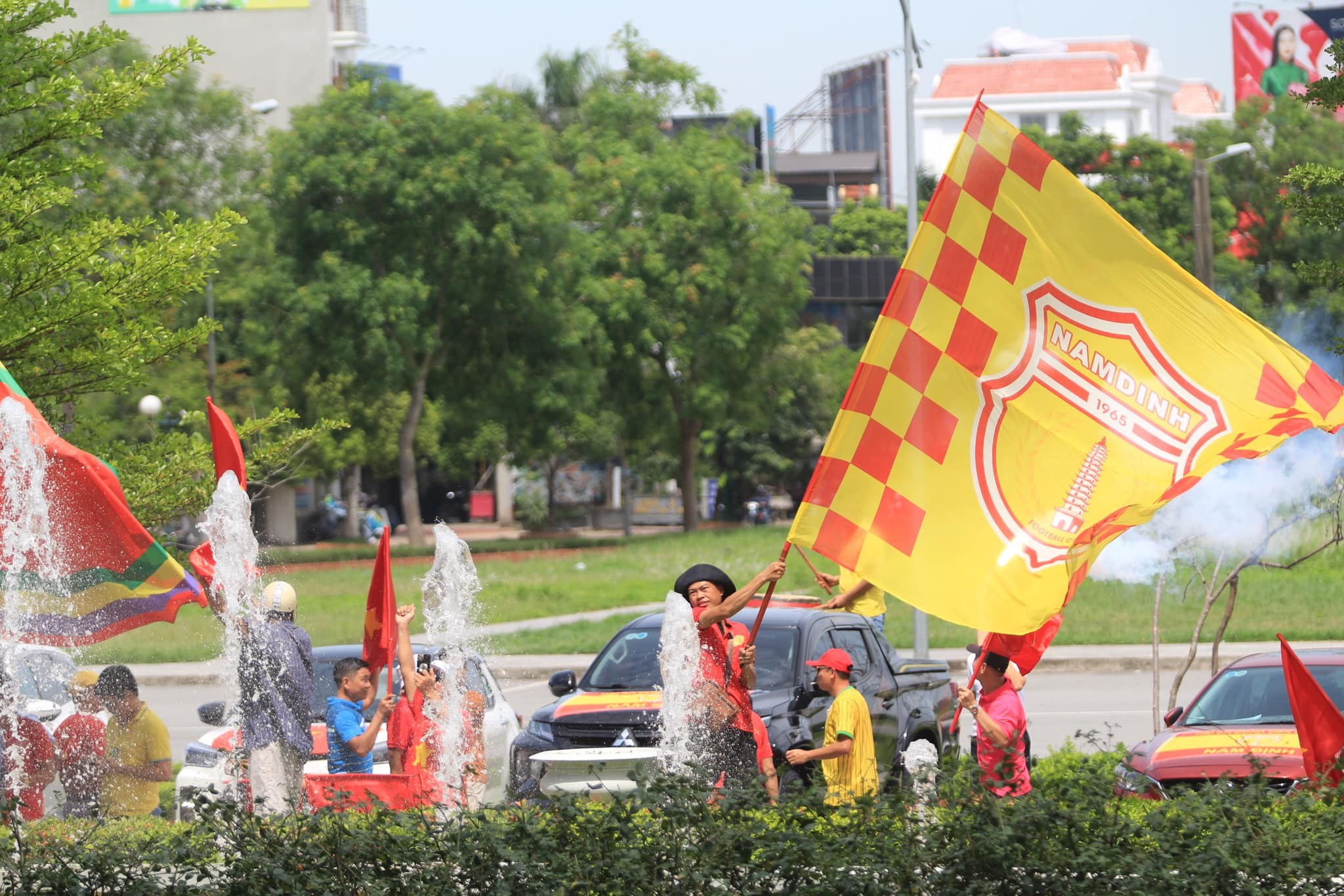 CHÙM ẢNH: CĐV Nam Định đổ về khách sạn nơi ĐT Việt Nam đóng quân - Ảnh 11