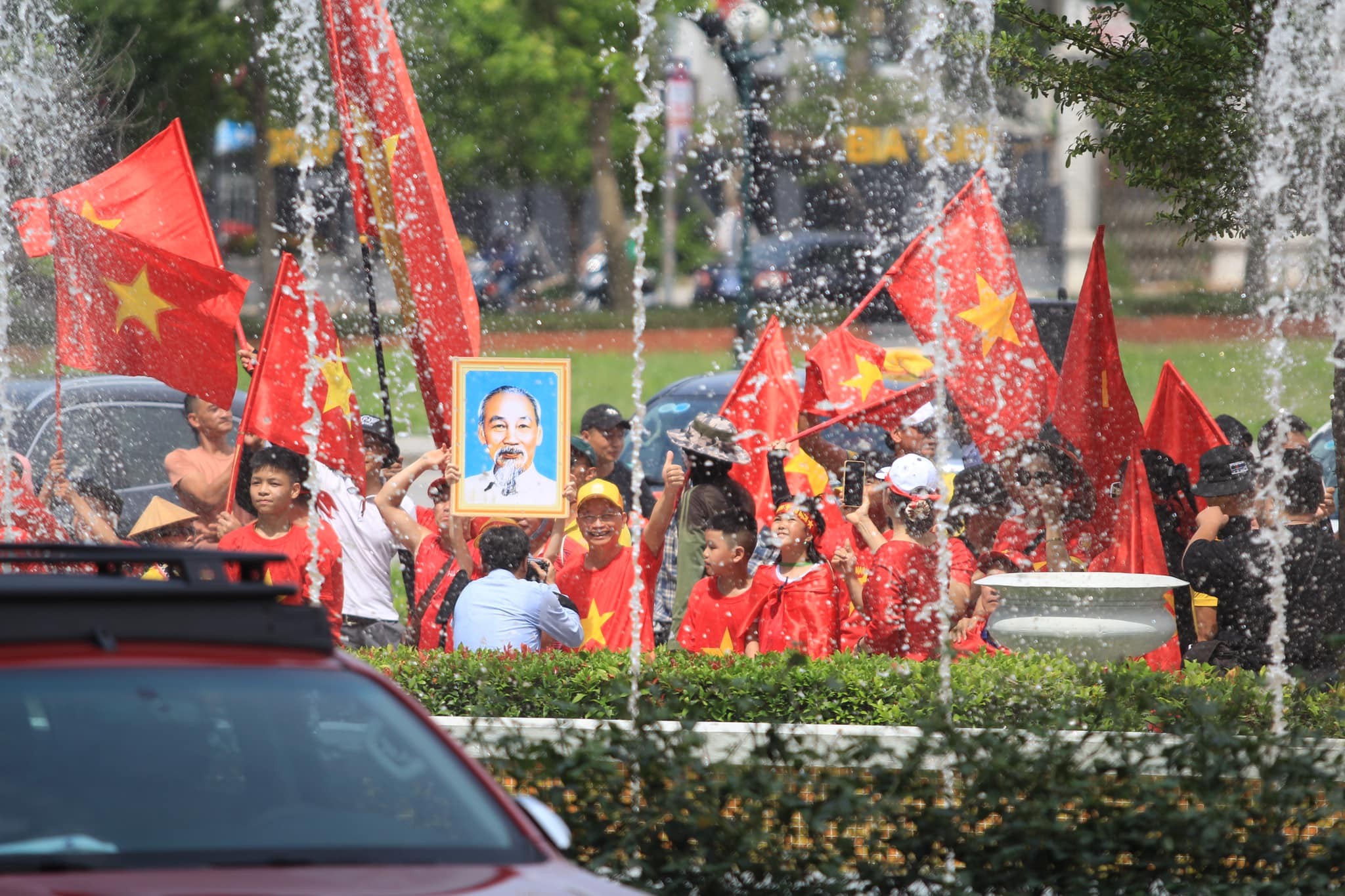 CHÙM ẢNH: CĐV Nam Định đổ về khách sạn nơi ĐT Việt Nam đóng quân - Ảnh 12