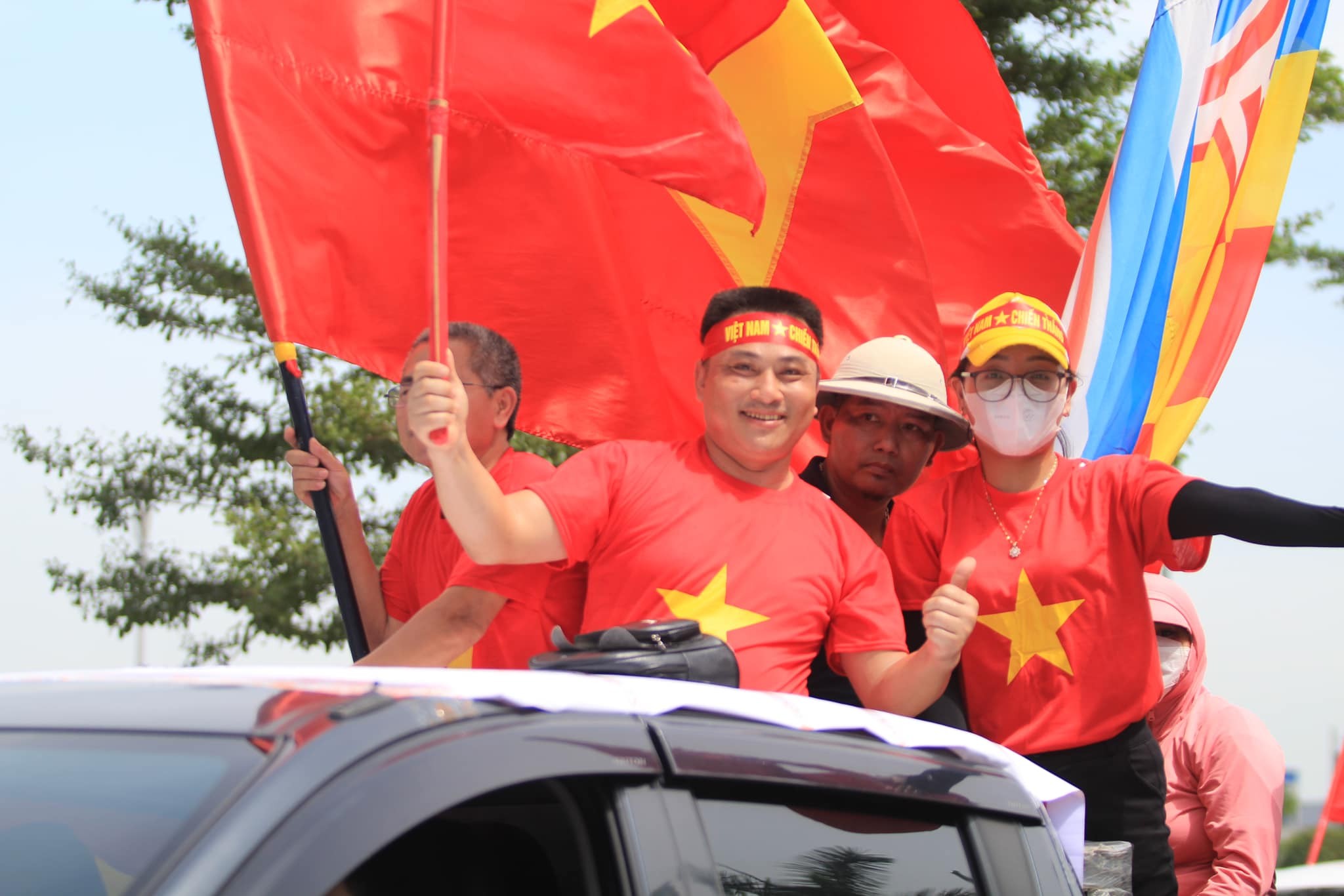 CHÙM ẢNH: CĐV Nam Định đổ về khách sạn nơi ĐT Việt Nam đóng quân - Ảnh 3