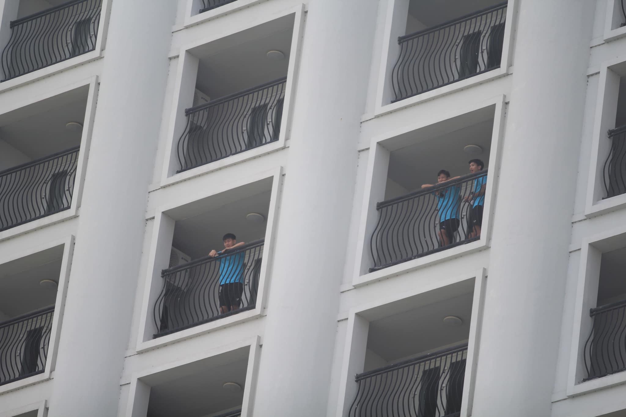 CHÙM ẢNH: CĐV Nam Định đổ về khách sạn nơi ĐT Việt Nam đóng quân - Ảnh 19