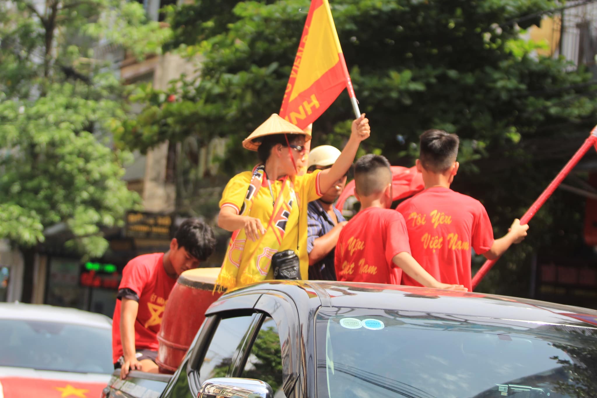 CHÙM ẢNH: CĐV Nam Định đổ về khách sạn nơi ĐT Việt Nam đóng quân - Ảnh 7