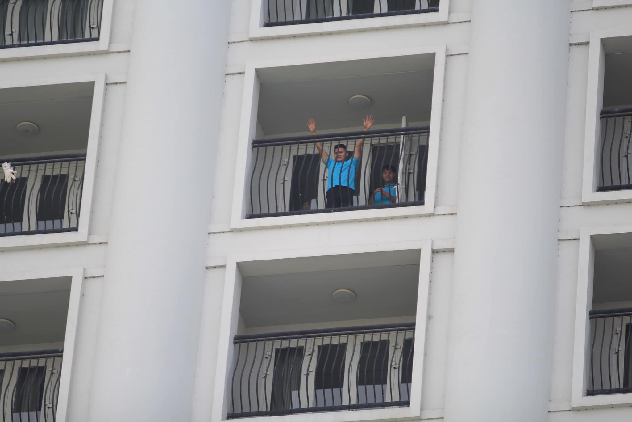 CHÙM ẢNH: CĐV Nam Định đổ về khách sạn nơi ĐT Việt Nam đóng quân - Ảnh 18