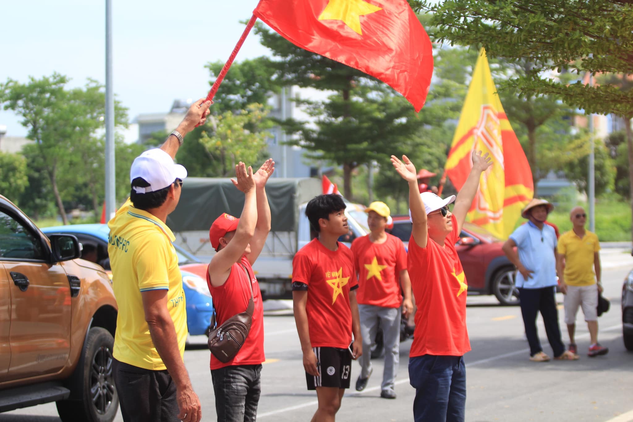 CHÙM ẢNH: CĐV Nam Định đổ về khách sạn nơi ĐT Việt Nam đóng quân - Ảnh 5