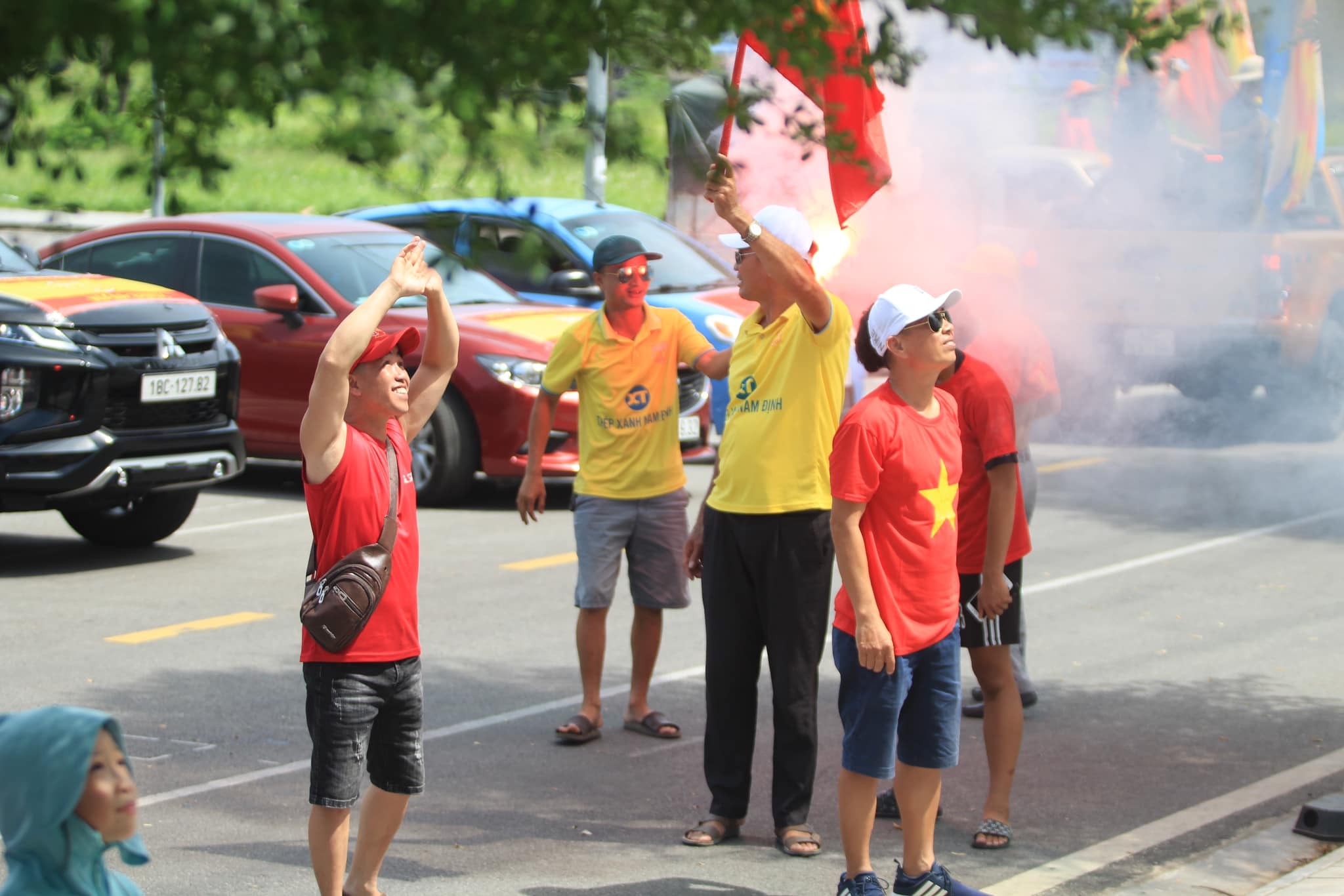 CHÙM ẢNH: CĐV Nam Định đổ về khách sạn nơi ĐT Việt Nam đóng quân - Ảnh 2