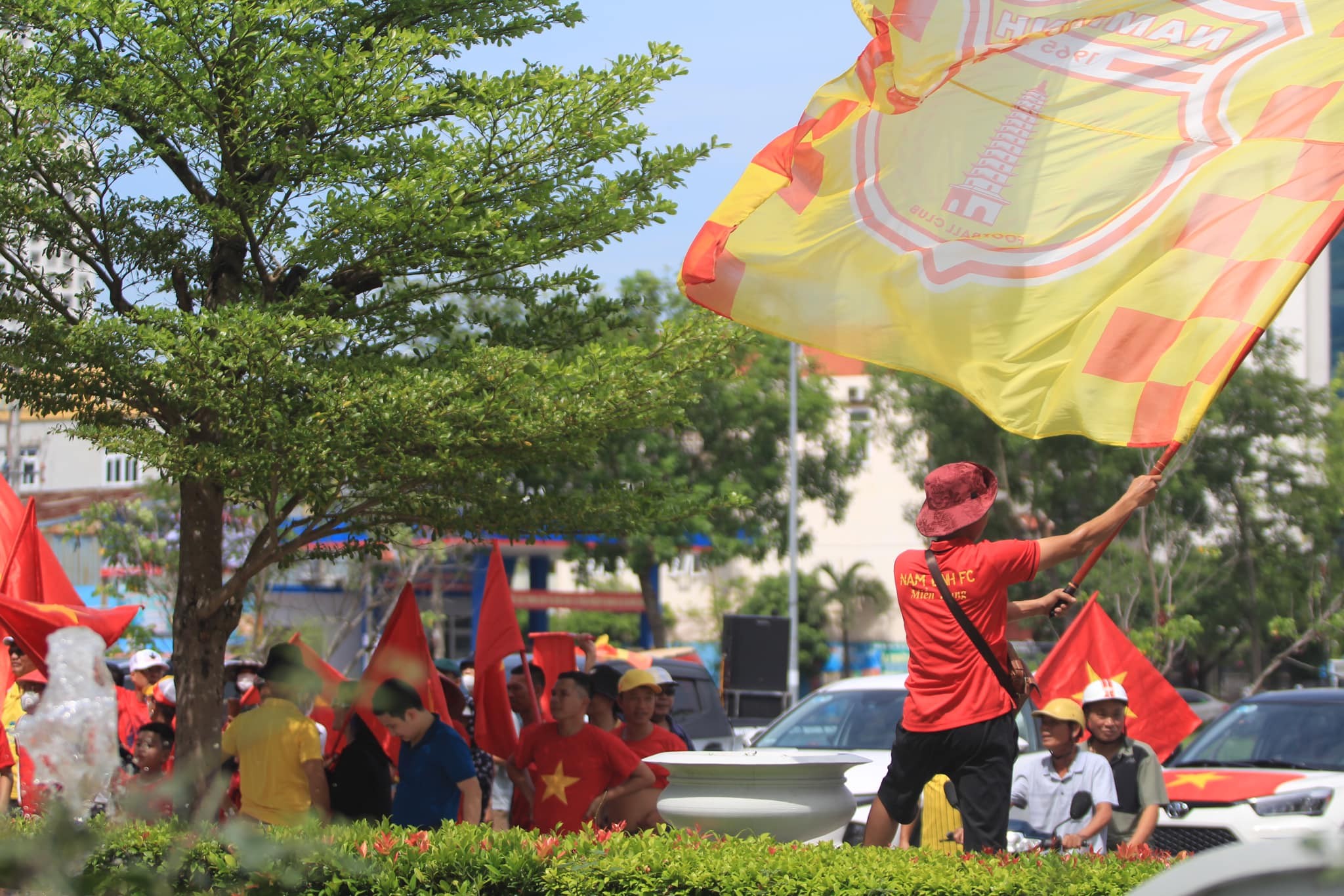 CHÙM ẢNH: CĐV Nam Định đổ về khách sạn nơi ĐT Việt Nam đóng quân - Ảnh 13