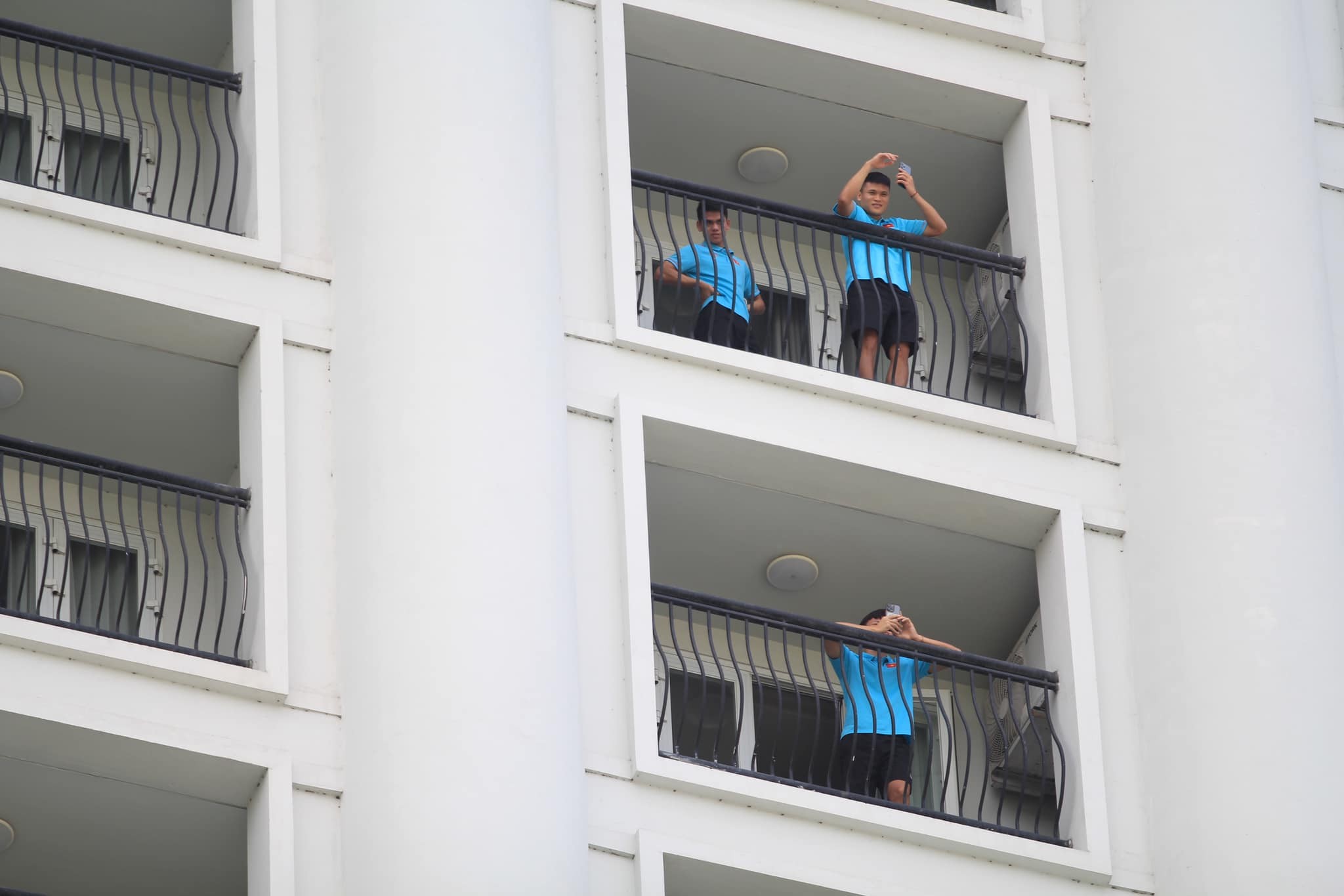 Đáp lại tình cảm các cầu thủ ra ban công và gửi những lời cảm ơn tuyệt vời tới những cầu thủ số 12