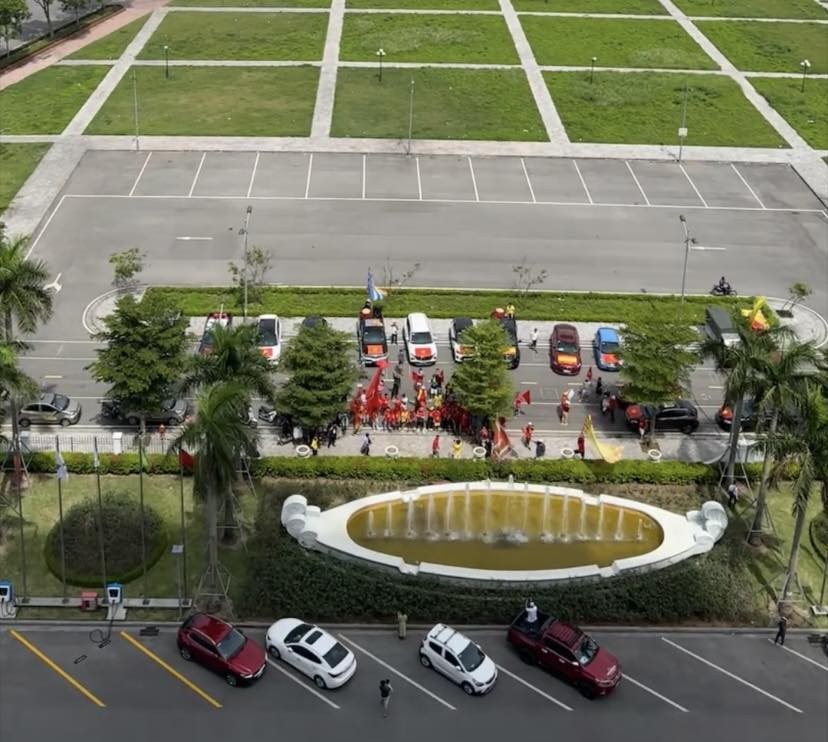 Sức nóng của trận giao hữu giữa ĐT Việt Nam vs ĐT Syria diễn ra vào tối nay (20/6) được đẩy lên cao trào khi dòng người và xe đã đổ về khách sạn nơi thầy trò HLV Troussier đóng quân