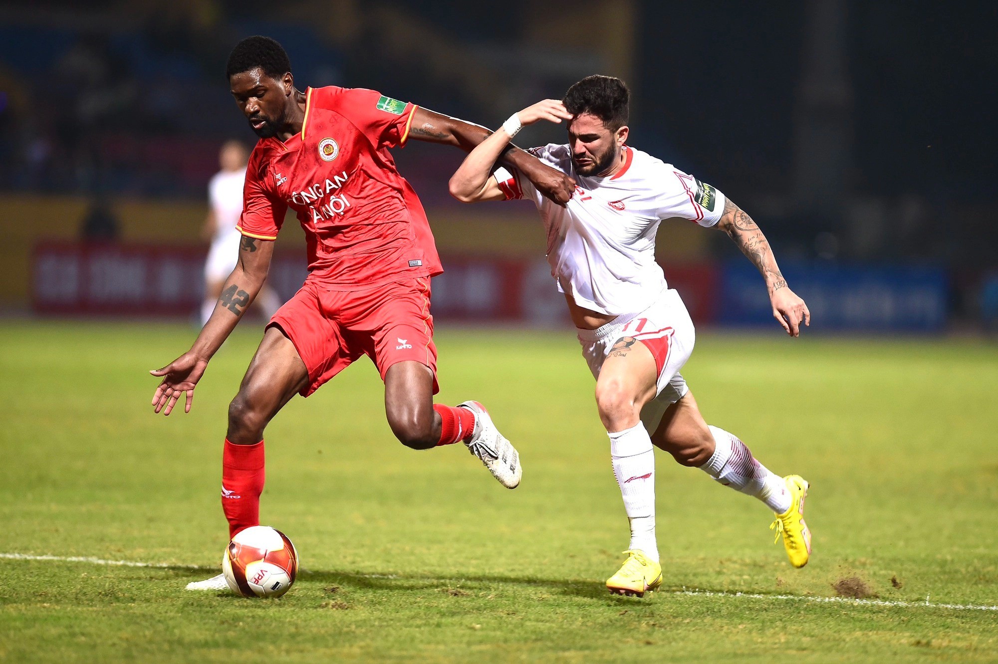 Elton Monteiro (đỏ) gần như sẽ phải chia tay CLB Công an Hà Nội