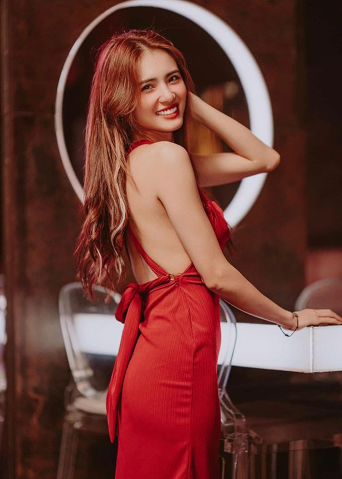 Ở thời điểm nổi tiếng, ngoài thời gian học tập ở trường, Khánh Chi cũng thử sức bản thân ở vai trò người mẫu ảnh