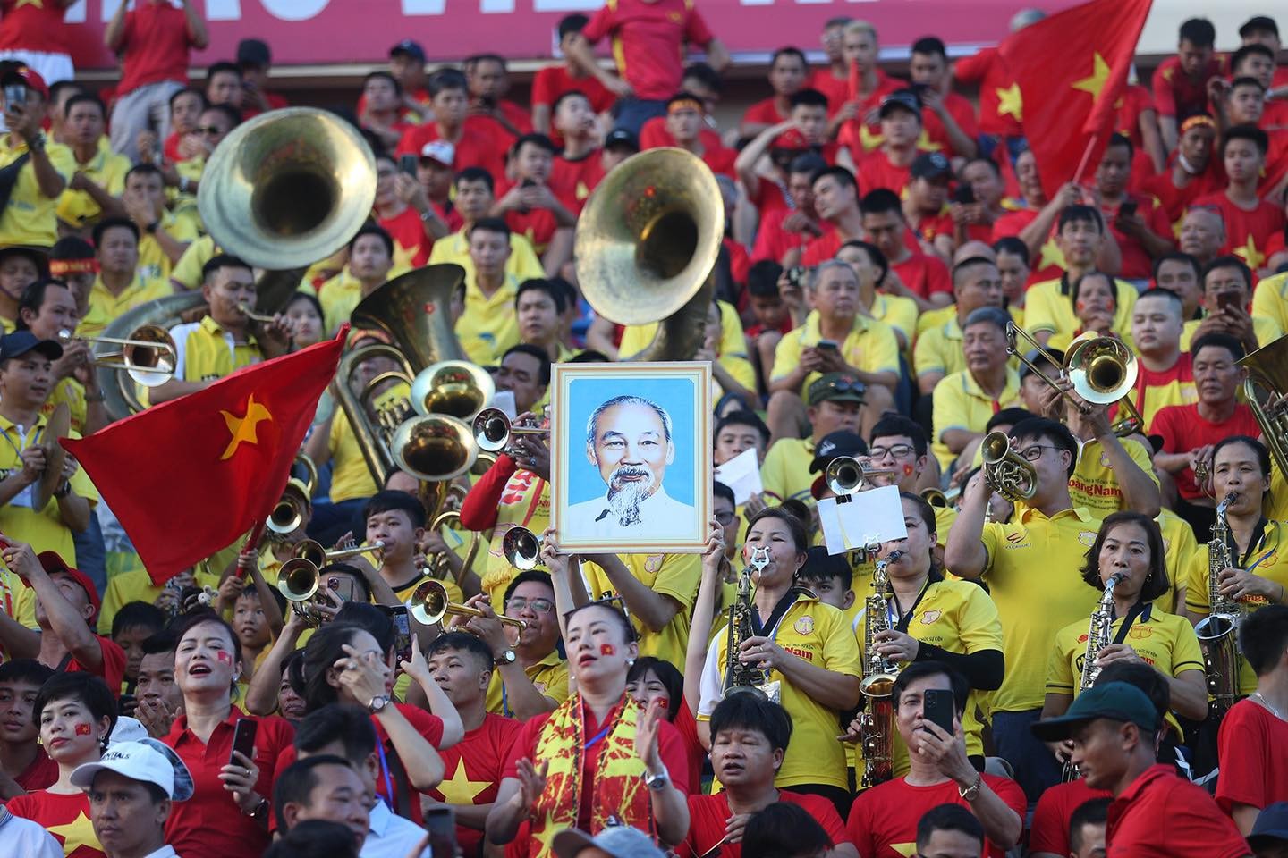 Màn cổ vũ sôi động với dàn kèn đồng trên khán đài B