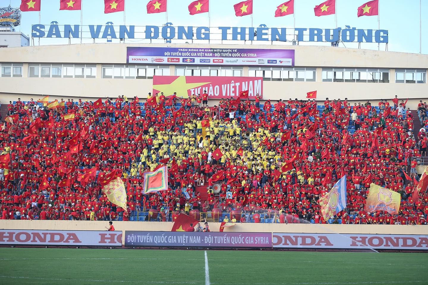 Sân Thiên Trường gây ấn tượng mạnh bởi các CĐV cuồng nhiệt