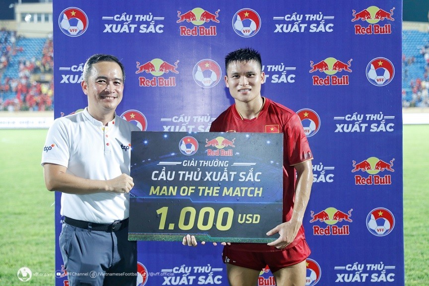 Tuấn Hải nhận giải cầu thủ xuất sắc nhất trận Việt Nam vs Syria
