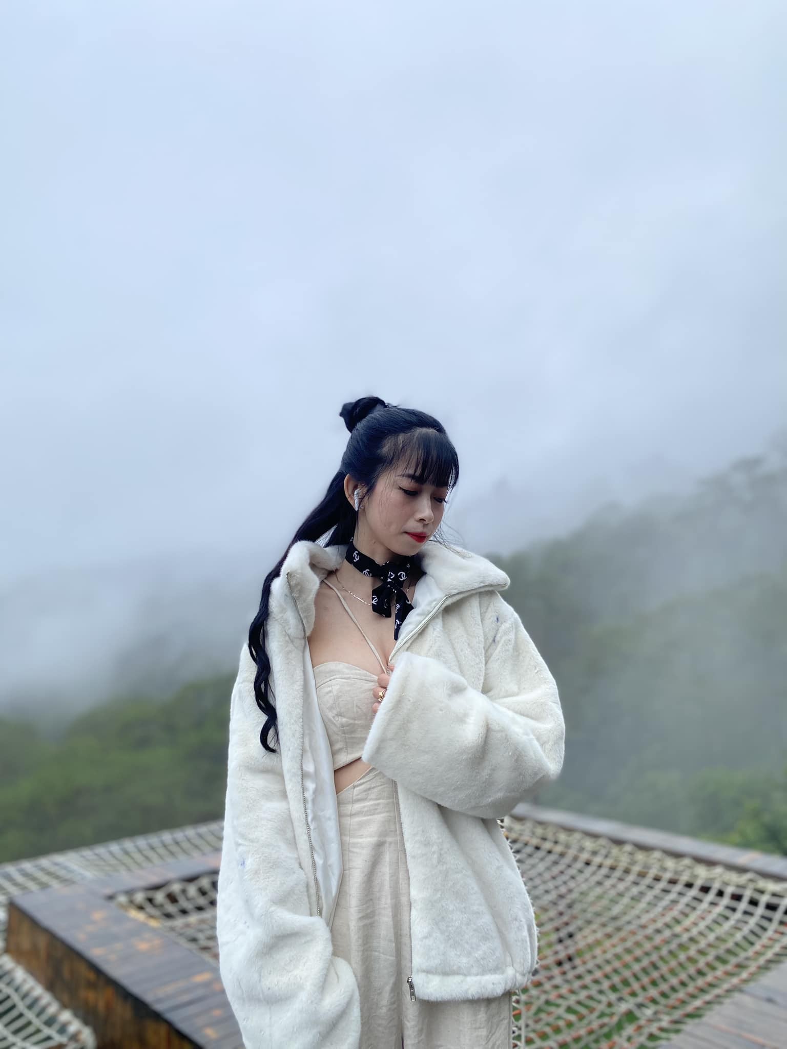 Châu Tuyết Vân khoe dáng đầy gợi cảm trên trang Facebook cá nhân. 