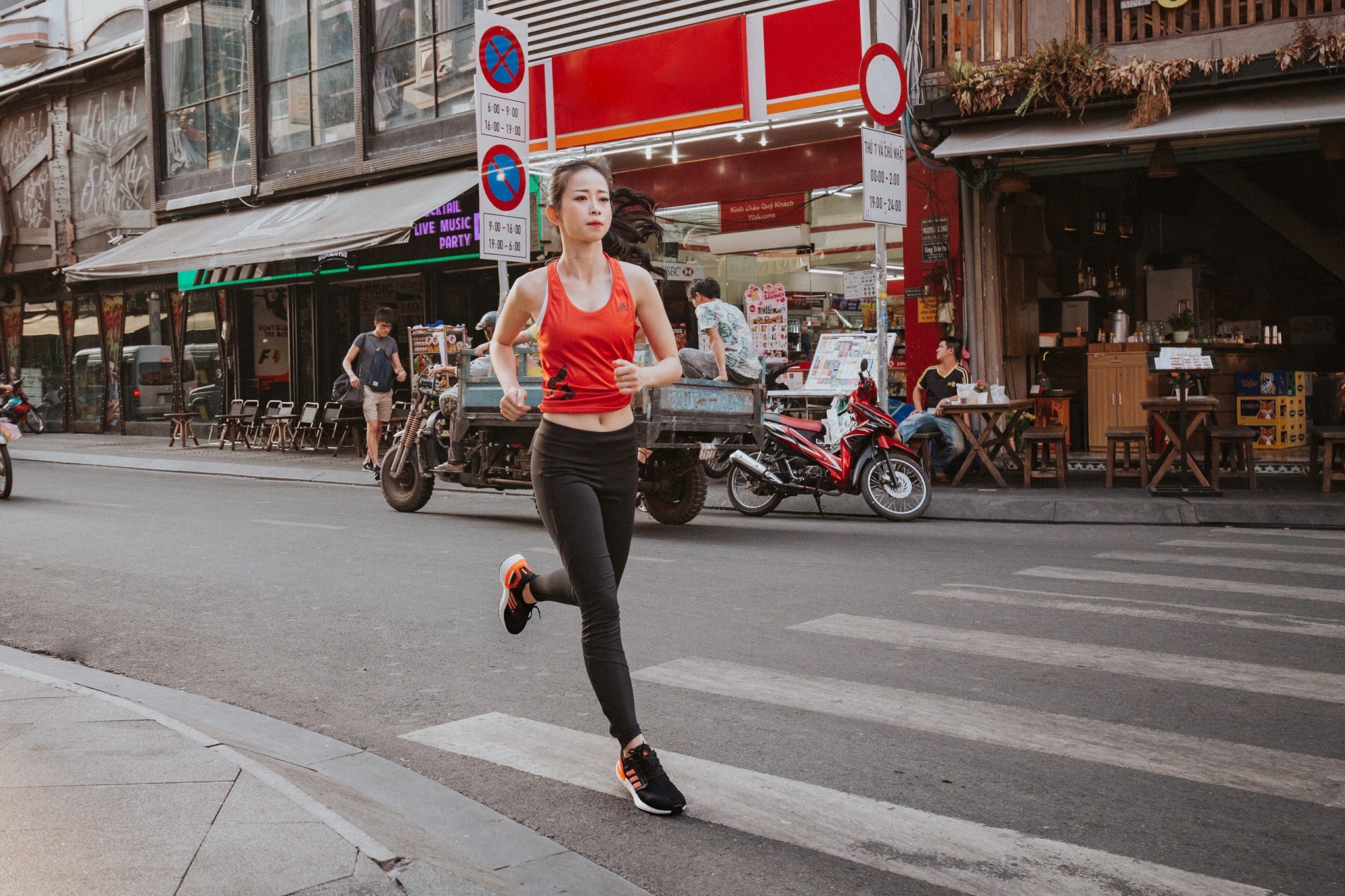 Trên trang cá nhân, cô nàng thường xuyên chia sẻ những hình ảnh đầy năng động nhưng không kém phần quyến rũ