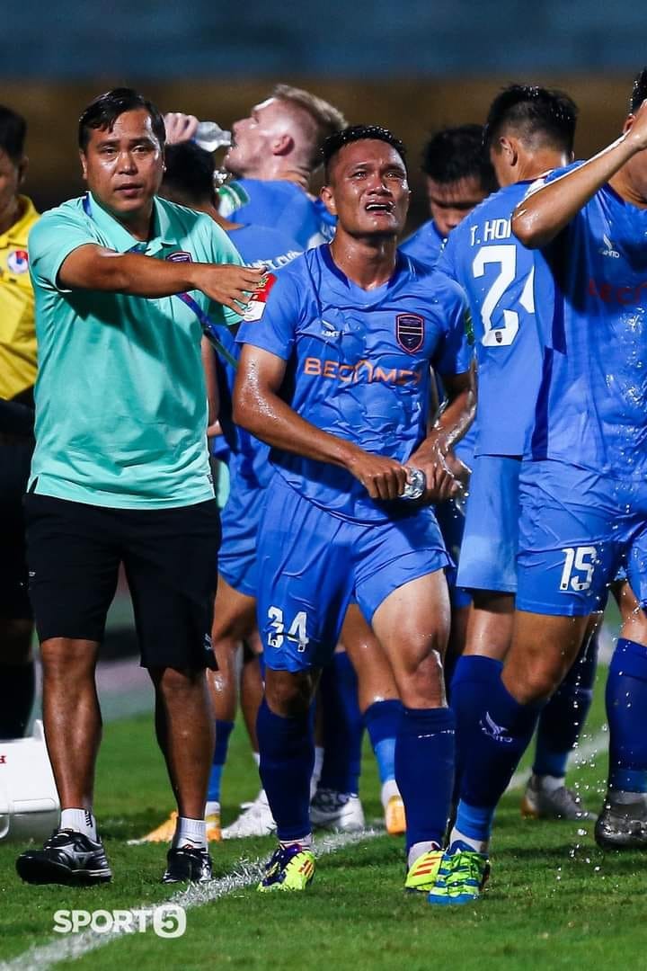 Quang Hùng bật khóc sau bàn thắng vào lưới Viettel. Ảnh: Sport5 Quang Hùng bật khóc sau bàn thắng vào lưới Viettel. Ảnh: Sport5
