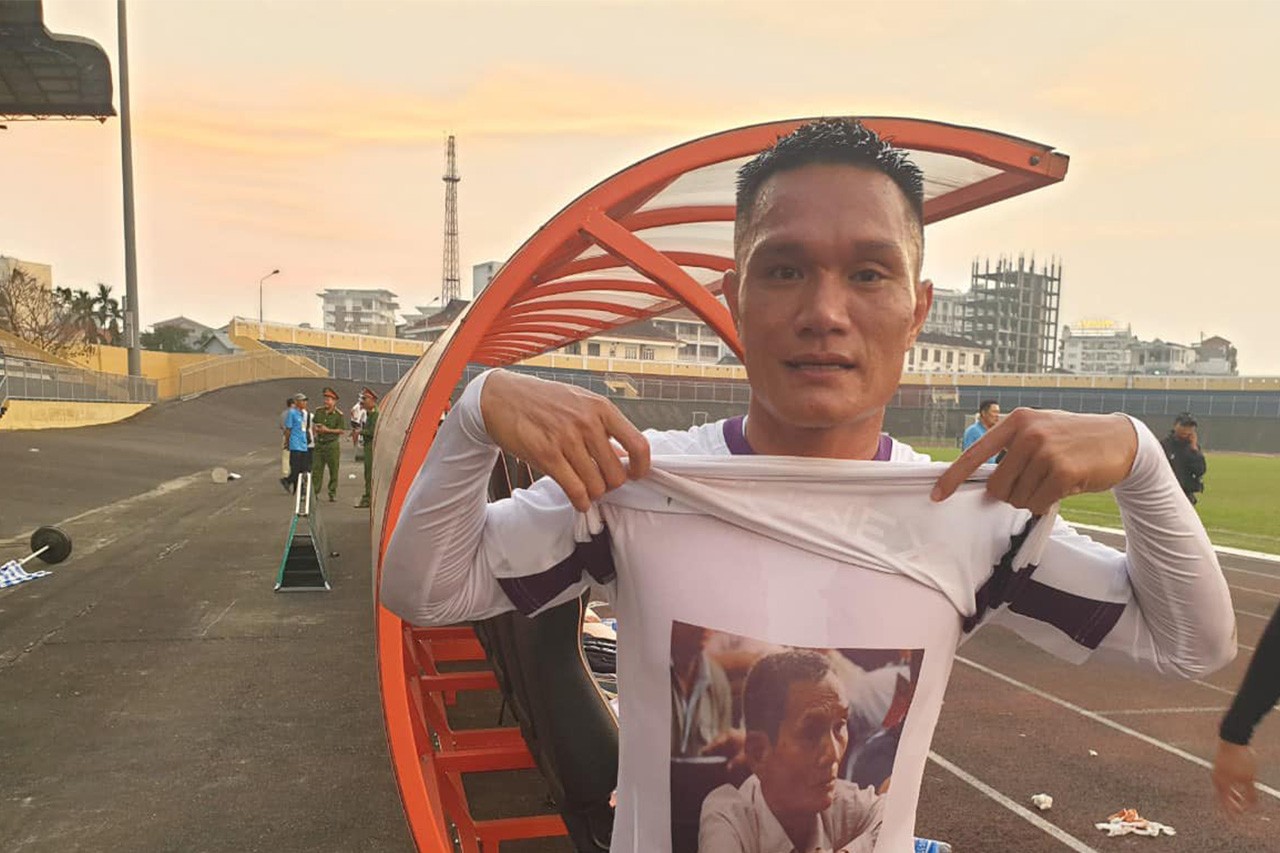 Quang Hùng mong người cha quá cố lượng thứ cho sai lầm của bản thân mình