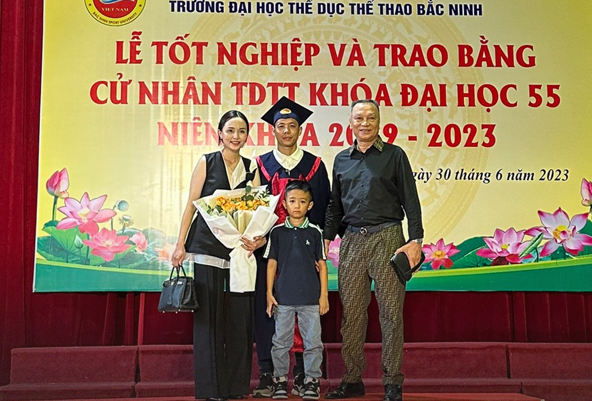 Văn Quyết nhận bằng cử nhân Đại học