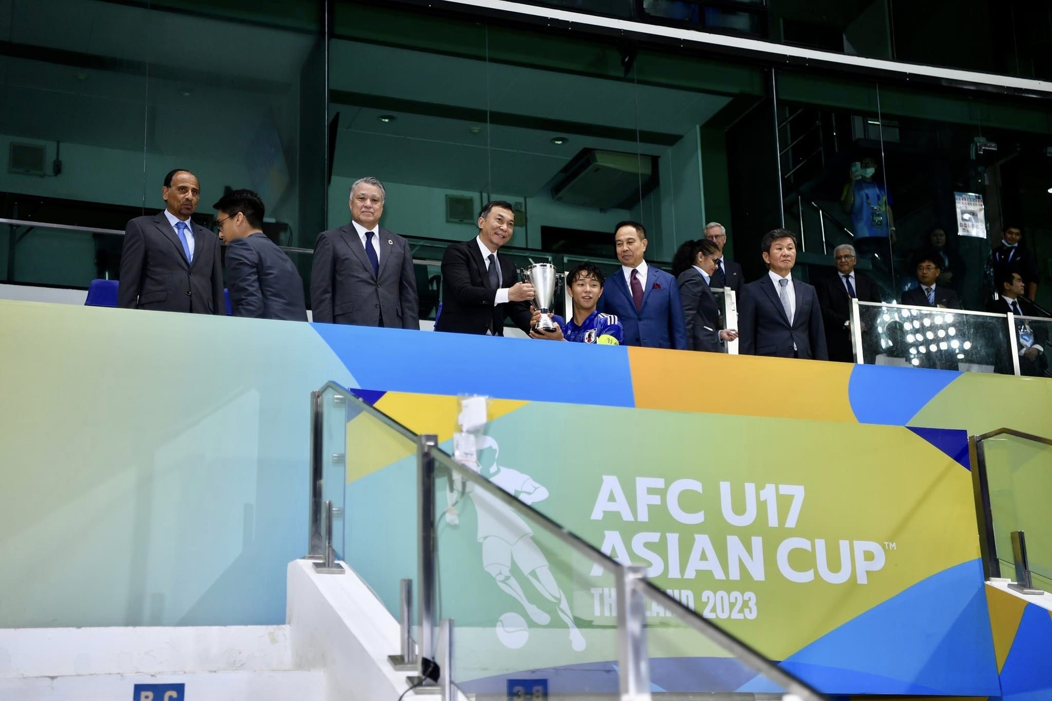 Chủ tịch VFF kiêm trưởng ban thi đấu AFC - Trần Quốc Tuấn trao cup vô địch cho U17 Nhật Bản Chủ tịch VFF kiêm trưởng ban thi đấu AFC - Trần Quốc Tuấn trao cup vô địch cho U17 Nhật Bản