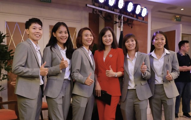 Các cầu thủ Huỳnh Như, Hải Yến, Kim Thanh, Chương Thị Kiều và Thùy Trang tại buổi tiệc Các cầu thủ Huỳnh Như, Hải Yến, Kim Thanh, Chương Thị Kiều và Thùy Trang tại buổi tiệc