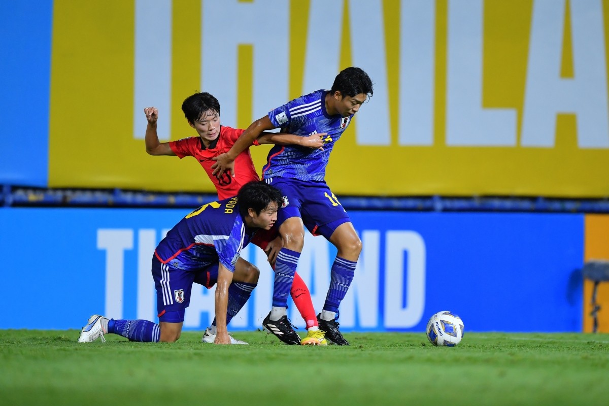 U17 Nhật Bản (xanh) giành chiến thắng thuyết phục trước U17 Hàn Quốc U17 Nhật Bản (xanh) giành chiến thắng thuyết phục trước U17 Hàn Quốc