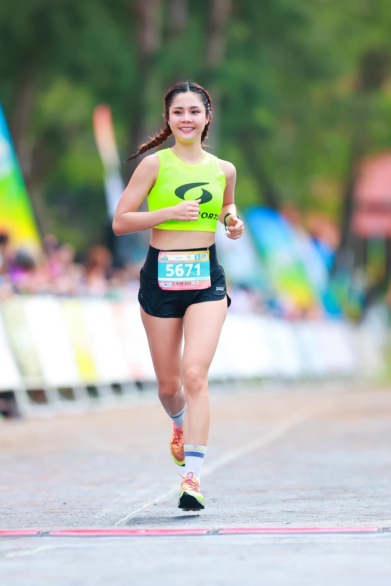 Ở sự kiện Suphanburi Muang Nern Marathon 2023 vào 19/2, chân chạy xinh đẹp đã về nhất ở cự ly 42,195 km với thời gian 3 giờ 29 phút 56 giây, giành ngôi vô địch ở hạng mục dành cho nữ