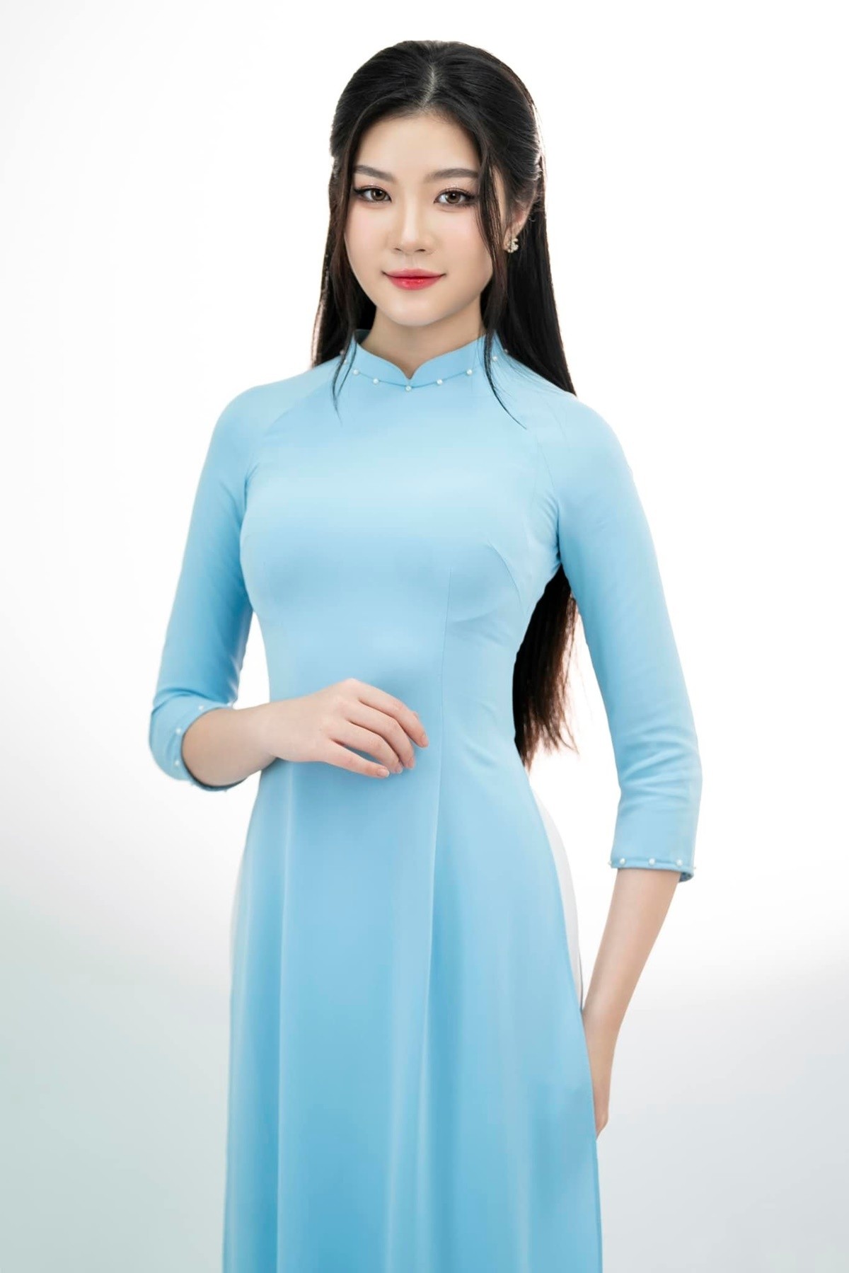 Hương Anh đỗ ĐH Bentley (Mỹ) và nhận thông báo nhập học vào mùa thu năm nay. Tuy nhiên, cô lùi lịch nhập học vào mùa xuân năm sau để hoàn thành giấc mơ chinh phục Miss World Vietnam