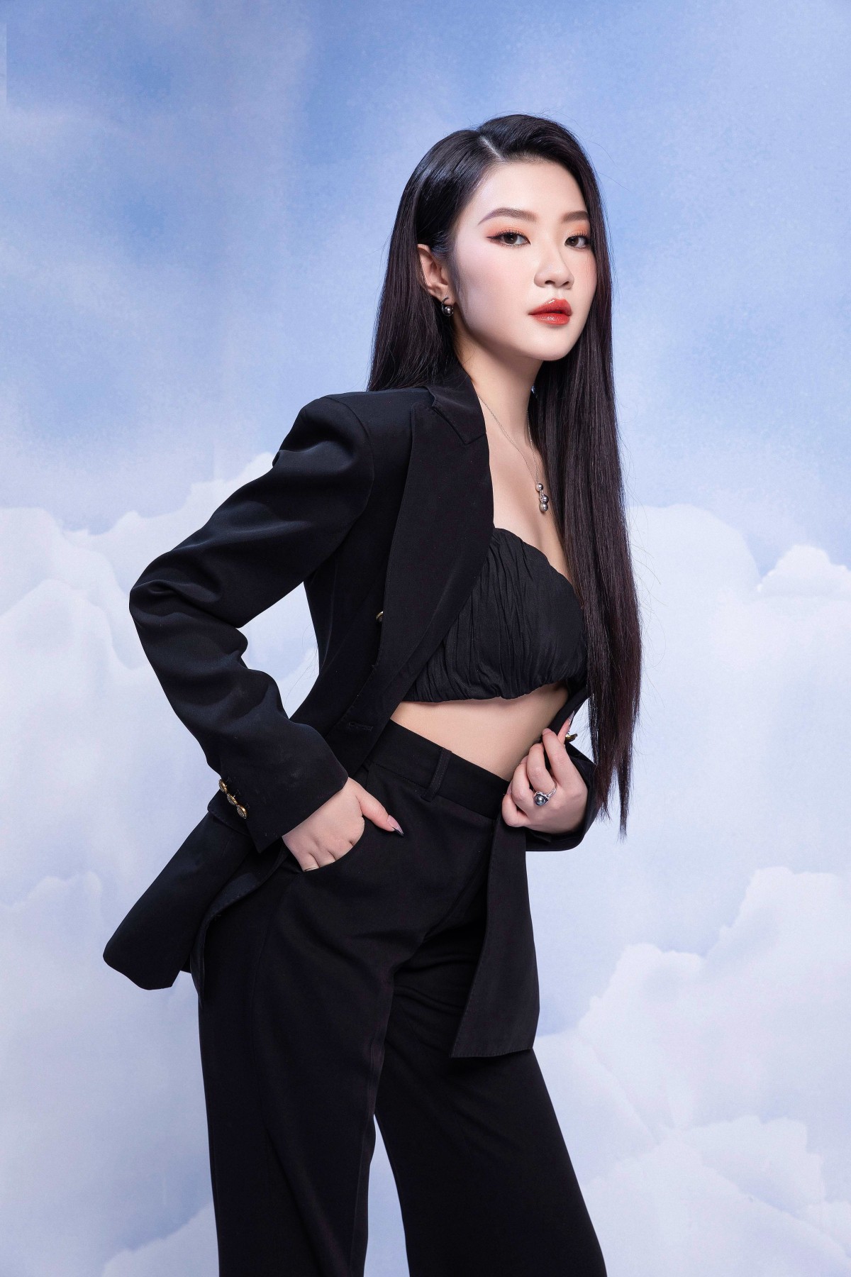 Phạm Hương Anh từng giành các học bổng: 1,7 tỷ đồng của Đại học Union College (Mỹ), 282 triệu đồng của ĐH UCR (Mỹ), 282 triệu đồng của ĐH UMass Amhers (Mỹ), hơn 470 triệu đồng mỗi năm cho giải thưởng Su Orange Distinction Award của ĐH Syracuse Orange (Mỹ)