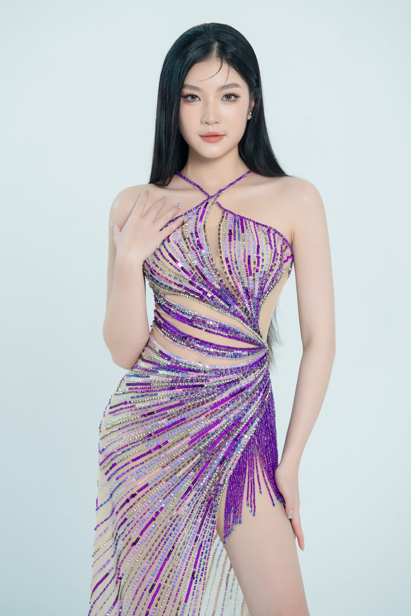 Phương Anh hiện lọt top 16 Người đẹp Nhân ái, đoạt giải Người đẹp được yêu thích nhất vòng chung khảo.