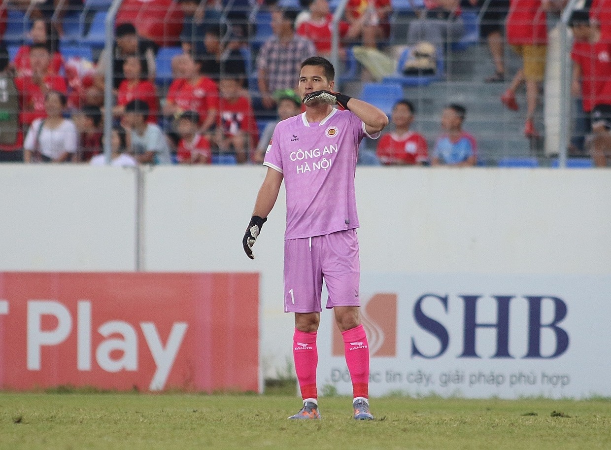 Thời tiết ở Việt Nam gây ra nhiều khó khăn cho thủ môn Filip Nguyễn