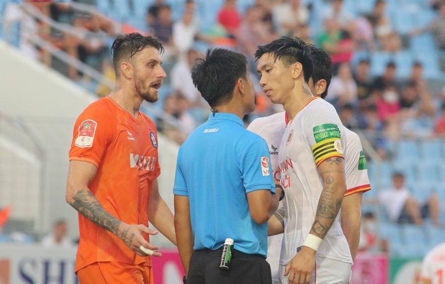 Trọng tài Nguyễn Mạnh Hải nhắc nhở Văn Hậu