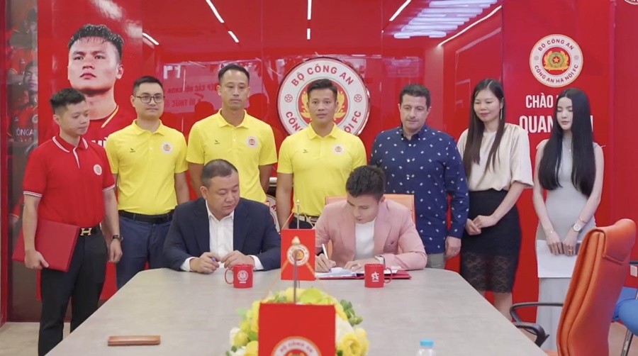 Chu Thanh Huyền xuất hiện cùng Quang Hải ở buổi lễ ký kết hợp đồng với CLB CAHN