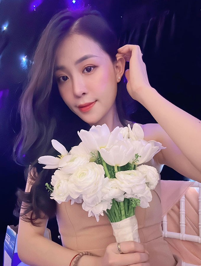 Bên cạnh đó, cô nàng còn kinh doanh mặt hàng đá phong thủy, vòng tay phong thủy,...