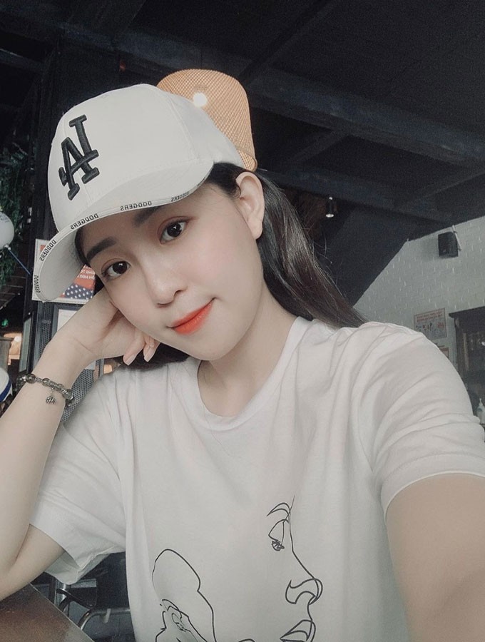 Kiều Oanh sở hữu gương mặt khả ái, làn da trắng cùng thần thái cuốn hút. Đặc biệt, cô gây chú ý bởi đôi mắt to tròn, mái tóc đen dài mượt mà, thướt tha