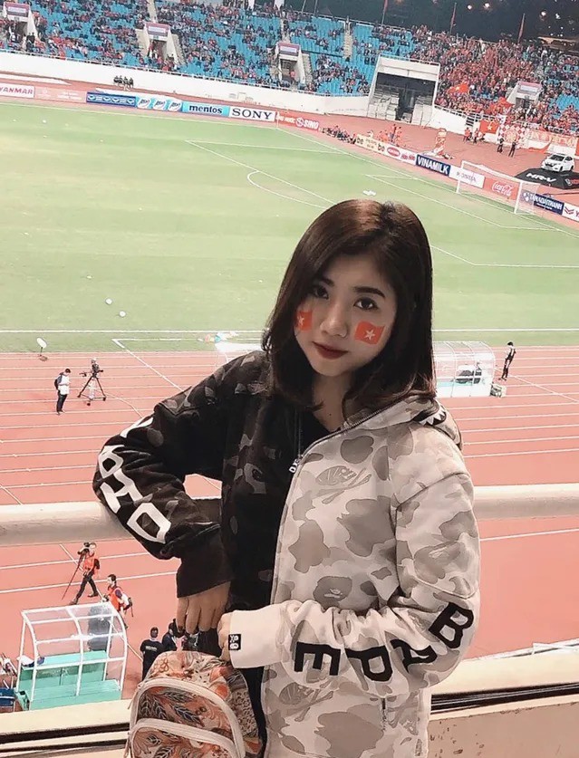 Nguyễn Thị Nụ thường xuyên xuất hiện trên các khán đài để theo dõi, cổ vũ anh trai thi đấu ở ĐT Việt Nam