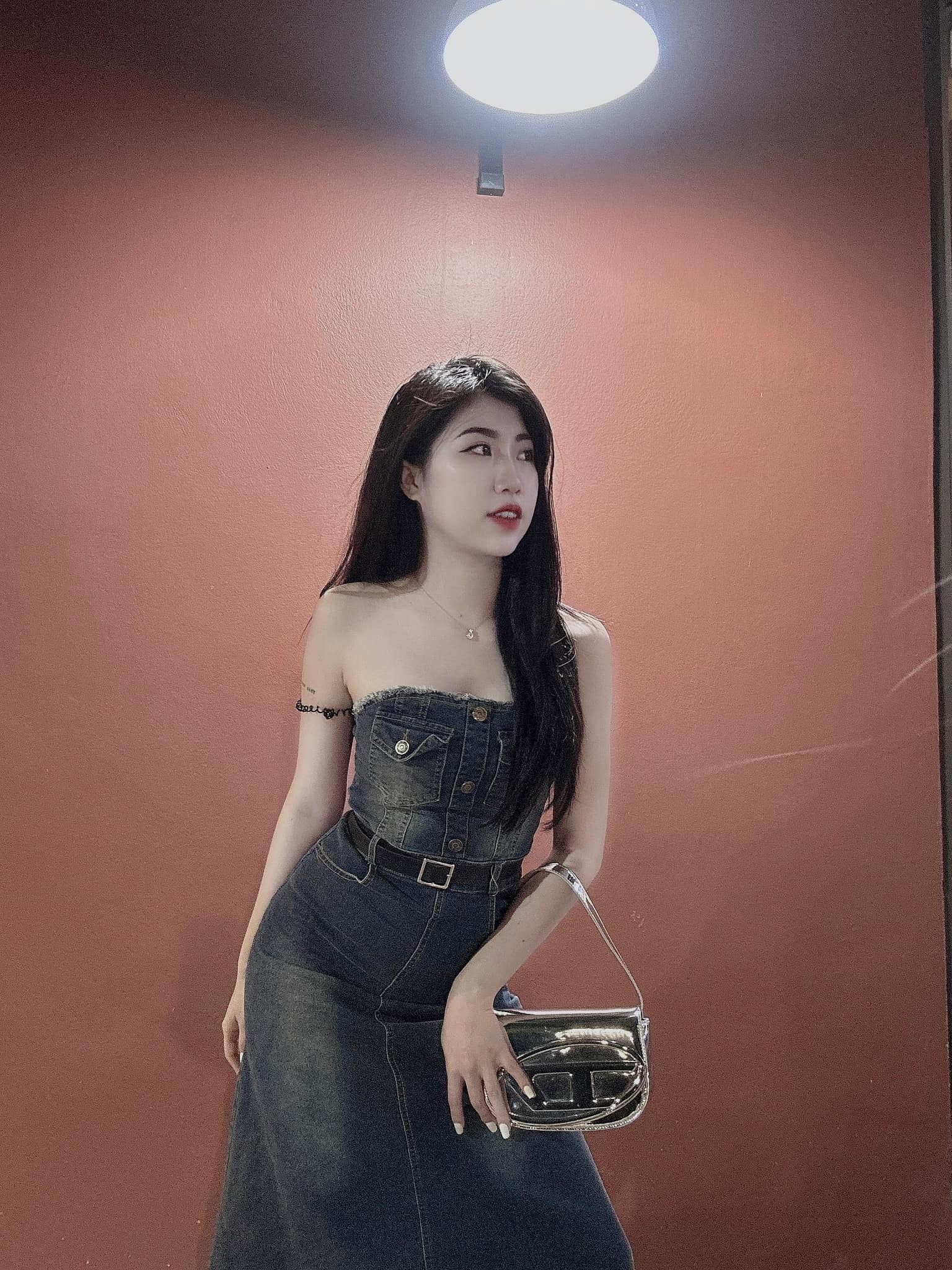 Nguyễn Nụ theo đuổi phong cách thời trang trẻ trung, năng động nhưng không kém phần gợi cảm