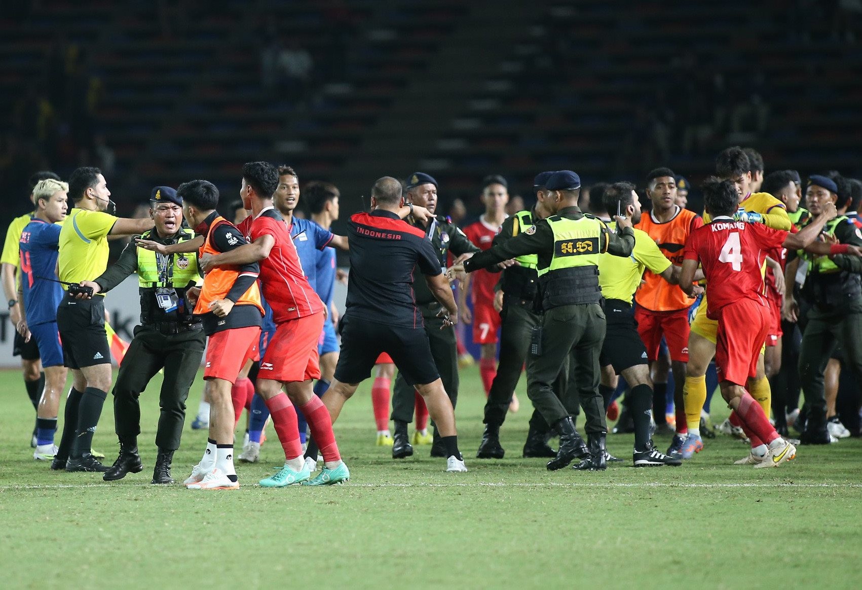 Màn ẩu đả giữa thành viên 2 đội tuyển U22 Indonesia và U22 Thái Lan tại chung kết SEA Games 32