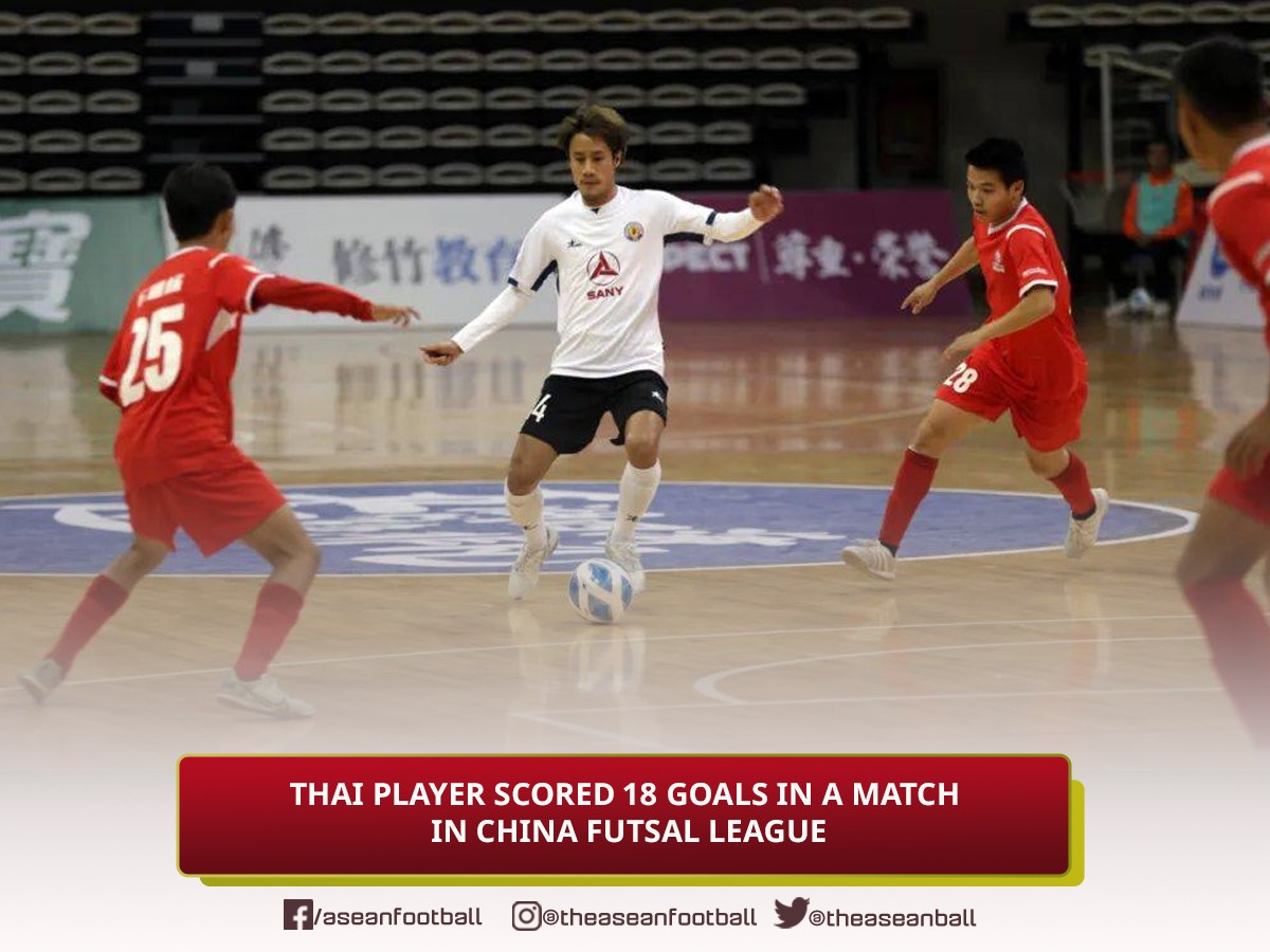 Nawin Rattanawongsawat (trắng) ghi 18 bàn thắng trong một trận đấu Futsal