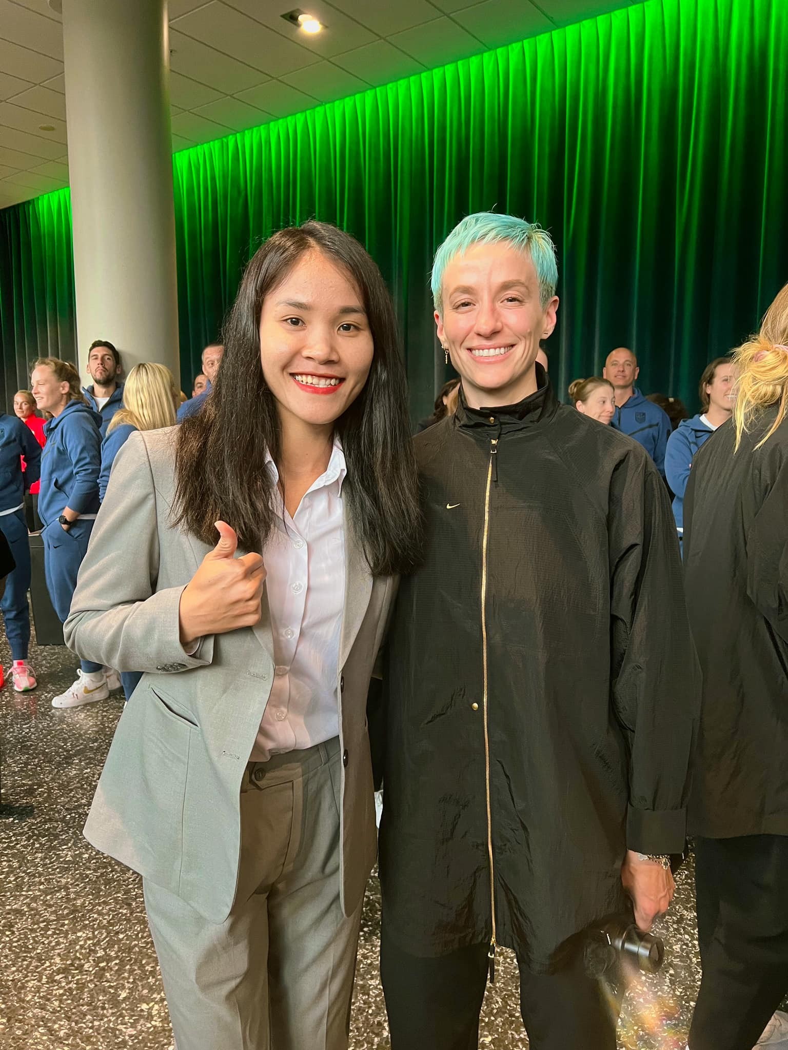 Chương Thị Kiều chụp ảnh cùng ngôi sao Megan Rapinoe