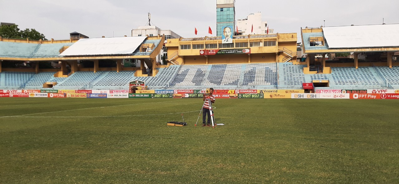 Các sân bóng được đo trắc địa nhằm cung cấp số liệu kích thước chính xác