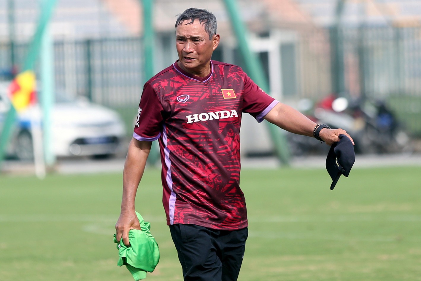 HLV Mai Đức Chung không ngại nắng nóng vào sân chỉ đạo, chỉnh sửa từng động tác cho học trò