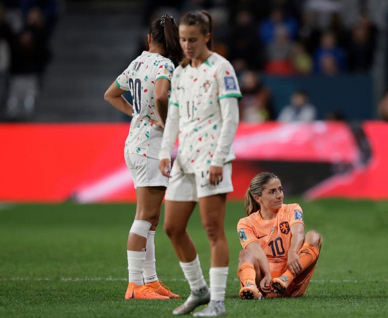 Danielle van de Donk ngồi xuống sân ra dấu bị đau ở bắp chân. Ảnh: Internet Danielle van de Donk ngồi xuống sân ra dấu bị đau ở bắp chân. Ảnh: Internet