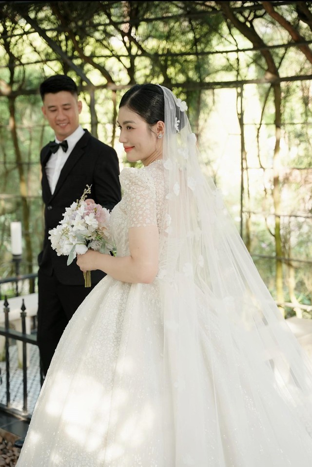 Trương Mộng Kha đăng tải tấm hình cưới lên trang cá nhân của mình như một lời thông báo về tin vui Trương Mộng Kha đăng tải tấm hình cưới lên trang cá nhân của mình như một lời thông báo về tin vui