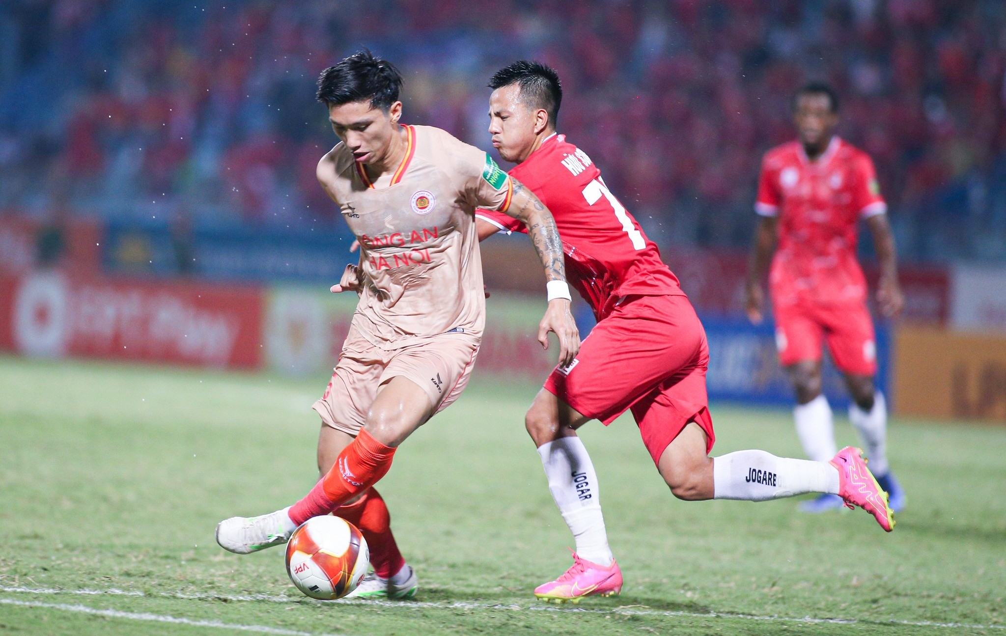 Trận thua của CAHN trước Hải Phòng FC khiến cuộc đua vô địch V-League thêm phần hấp dẫn