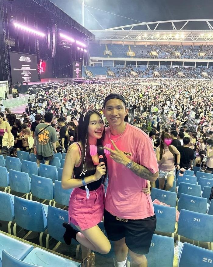 Văn Hậu cùng bạn gái xem concert của BLACKPINK trên SVĐ Mỹ Đình Văn Hậu cùng bạn gái xem concert của BLACKPINK trên SVĐ Mỹ Đình