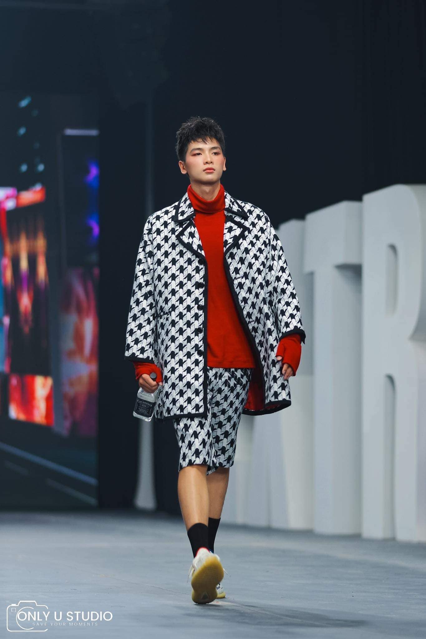 VĐV Kim Sơn lên tiếng về ồn ào uống trà sữa, diễn thời trang 'cà khịa' Hoa hậu Ý Nhi - Ảnh 1