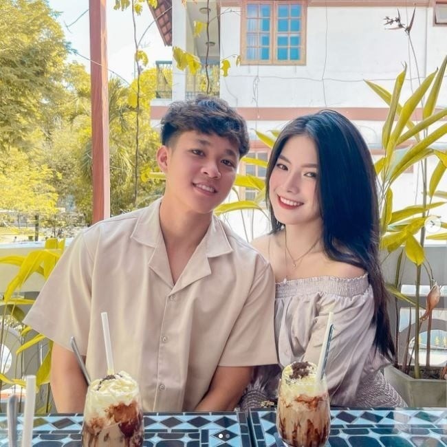 Tiền đạo Lê Minh Bình cùng bạn gái Thụy Hân Tiền đạo Lê Minh Bình cùng bạn gái Thụy Hân